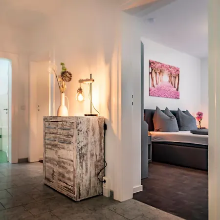 Komfortable In Halle-kroellwitz Lejlighed